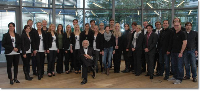 Gruppenfoto des Studiengangs Dialog-/Onlinemarketing Gruppenfoto des Studiengangs Dialog-/Onlinemarketing
